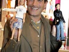Hollywoodský stylista Phillip Bloch ukazuje nové panenky Kena od společnosti Mattel