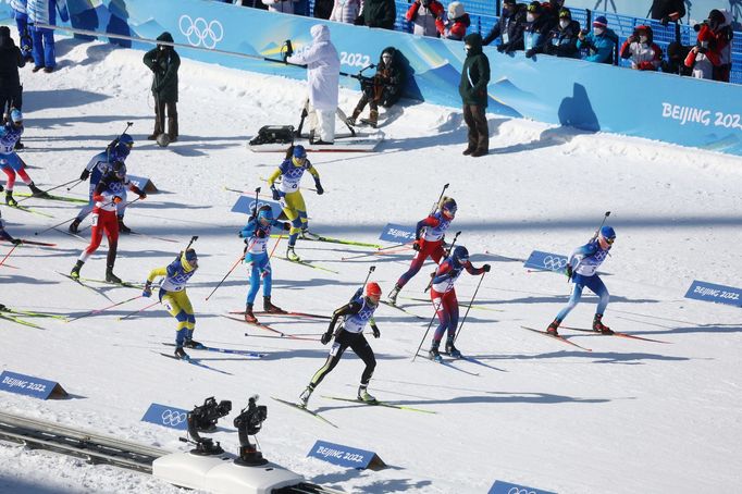 Start hromadného závodu biatlonistek na 12,5 km na ZOH 2022 v Pekingu