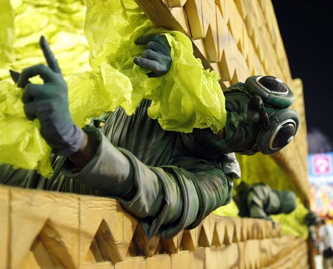 A reveller from the Vila Isabel samba school participates in the annual Carnival parade in Rio de Janeiro's Sambadrome February 12, 2013. REUTERS/Sergio Moraes (BRAZIL - Tags: SOCIETY) Published: Úno. 12, 2013, 7:28 dop.