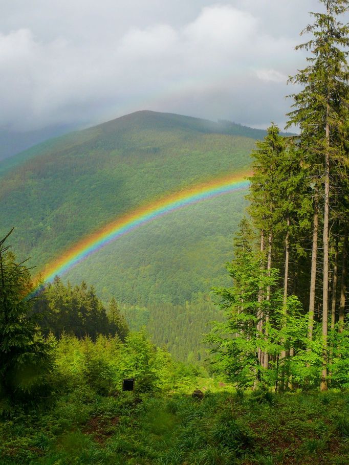 Duha nad údolím Ostravice v Beskydech