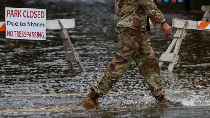 Hurikán Florence se blíží k východnímu pobřeží USA.