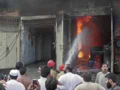 S plameny bojovali hasiči i v pákistánském Láhauru.