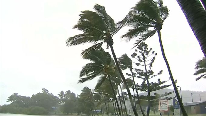 Tisíce Australanů evakuovali z pobřeží australského státu Queensland, kam se blíží cyklon Debbie. Provází ho vítr o rychlosti 240 km/h.