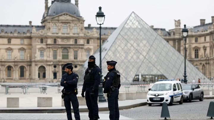 Poslední lupič dopaden. Pařížská prokuratura obvinila čtvrtého lupiče šperků z Louvru; Zdroj foto: heute.at