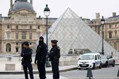 Poslední lupič dopaden. Pařížská prokuratura obvinila čtvrtého lupiče šperků z Louvru