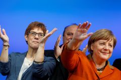 Spojenkyně Merkelové míří do vedení CDU, generální tajemnicí strany bude sárská premiérka