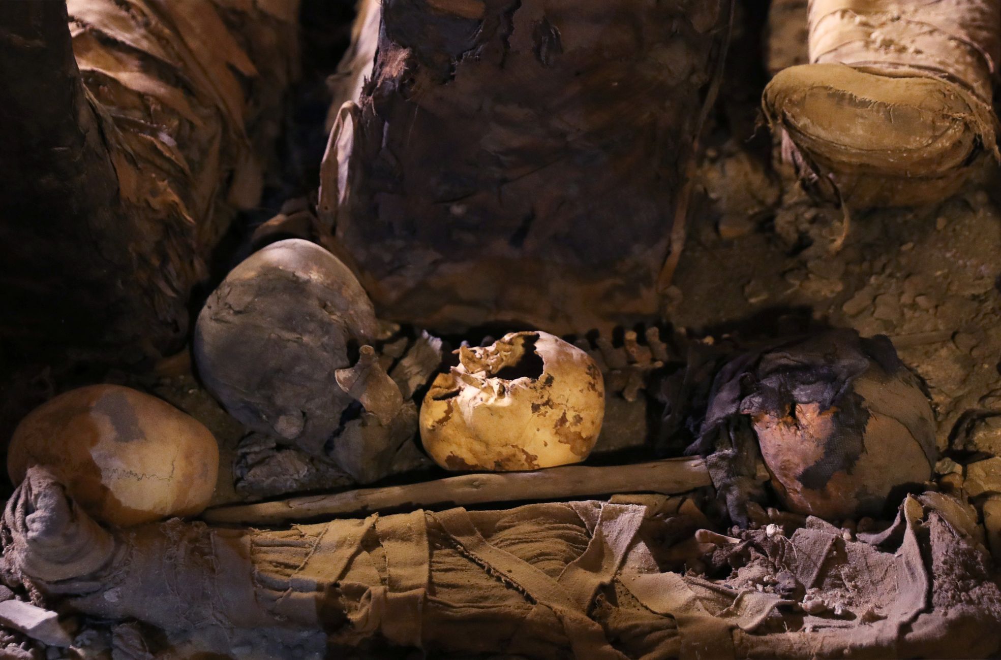 Archeologové objevili v egyptské provincii Mínjá jižně od Káhiry starověké pohřební komory, ve kterých se nachází asi 40 mumií různé velikosti i pohlaví.