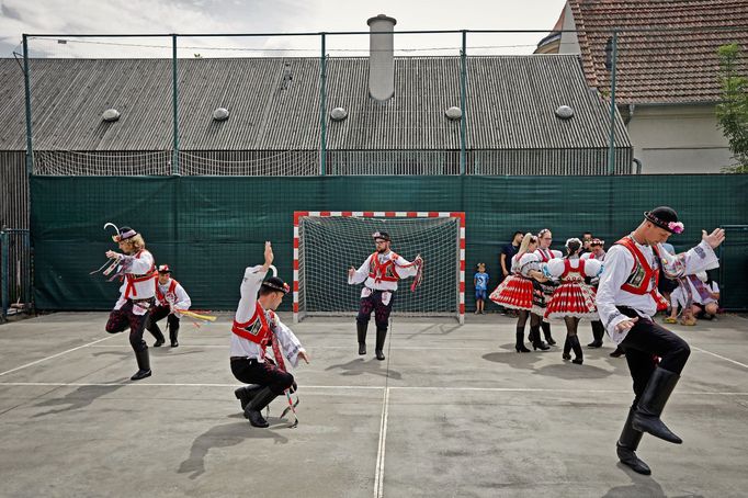 Klentnice, dožínky, chasai Verbuńkem oslavuje, že mají od starostky hodové právo, červen 2021