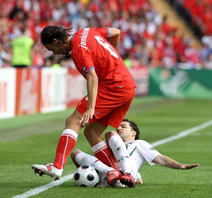 Marek Jankulovski (6, Česko) v držení Portugalcem Simaem (na zemi).