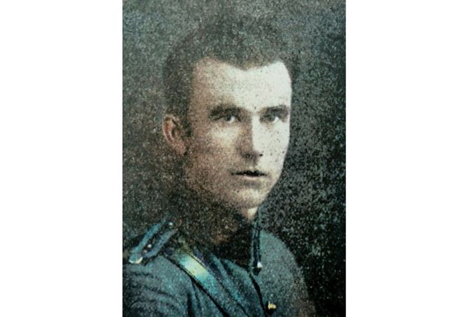 Portrét strážmistra Antonína Stuchlého, který byl 8.3.1927 při rutinní kontrole na silnici u Veselí nad Moravou zastřelen Martinem Leciánem. Kolorováno.