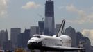 The Space Shuttle Enterprise passes lower Manhattan and the still under construction 1 World Trade Center tower (C) as it rides on a barge in New York harbor, June 6, 2012. The Space Shuttle Enterprise was being moved up the Hudson River to be placed at the Intrepid Sea, Air and Space Museum. REUTERS/Mike Segar (UNITED STATES - Tags: TRANSPORT SCIENCE TECHNOLOGY) Published: Čer. 6, 2012, 3:53 odp.