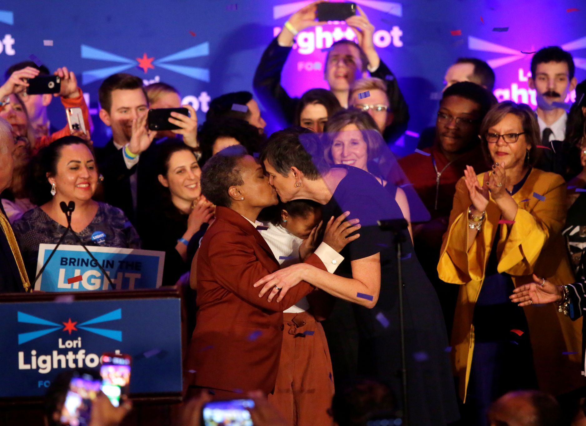 polibek Chicago první černošská starostka Lori Lightfootová (vlevo) s manželkou volby 2019