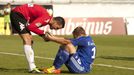 Fotbalový brankář Slovácka Dušan Melichárek pomáhá olomouckému Michalu Hubníkovi v utkání 2. kola Gambrinus ligy.