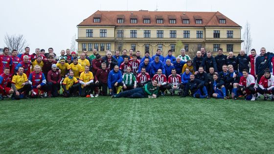 Tolik bývalých výborných fotbalistů se na jedné fotce dlouho nesešlo.