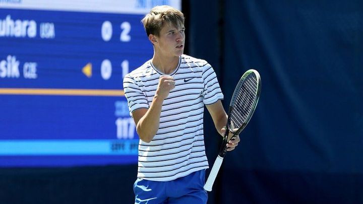 Šestnáctiletý Menšík si zahraje finále juniorky Australian Open -  Aktuálně.cz