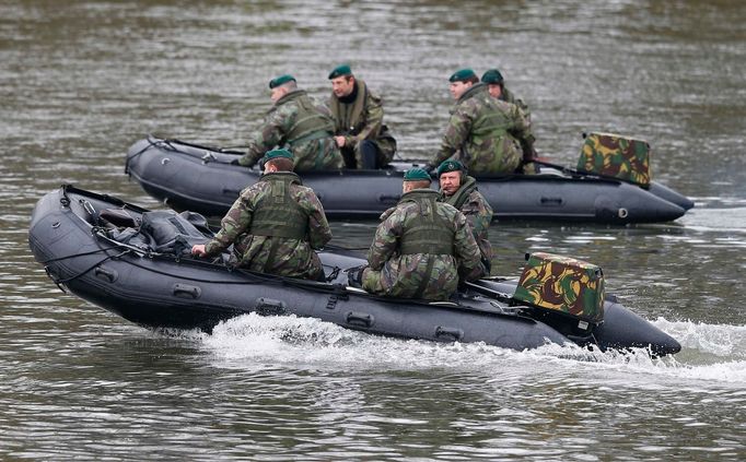 Veslování, regata Oxford - Cambridge: vojácí