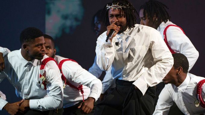 Skladba Saviour, jak ji Kendrick Lamar uvedl na Glastonbury. Foto: ČTK/AP