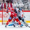 5. finále hokejové extraligy 2020/21, Třinec - Liberec: Souboj před brankou Petra Kváči