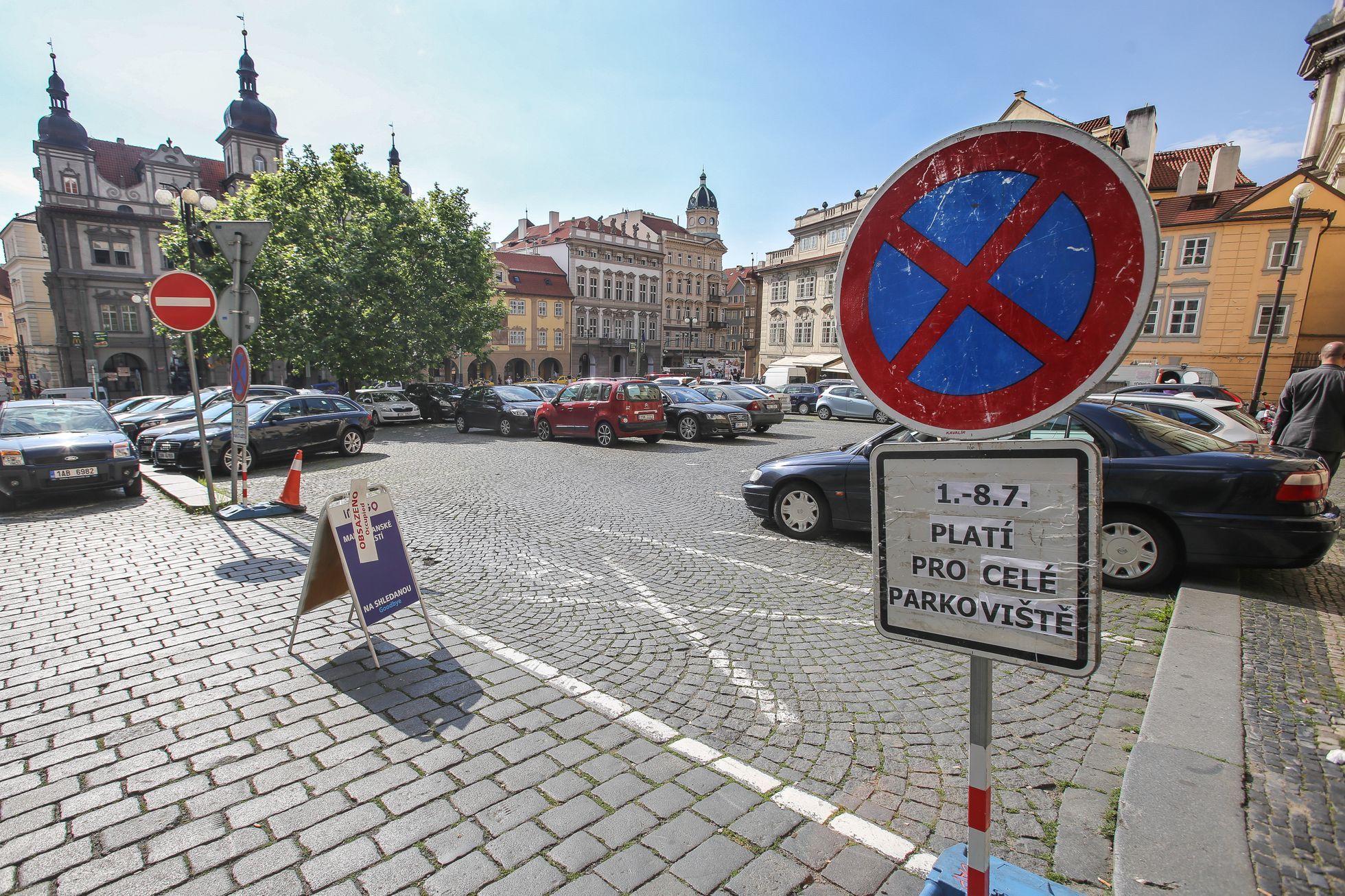 Malostranské náměstí v Praze před a po zrušení parkoviště