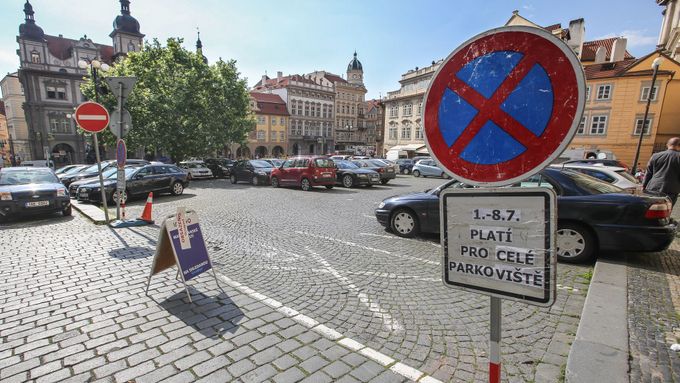 Na Malostranském náměstí se už parkovat nedá.