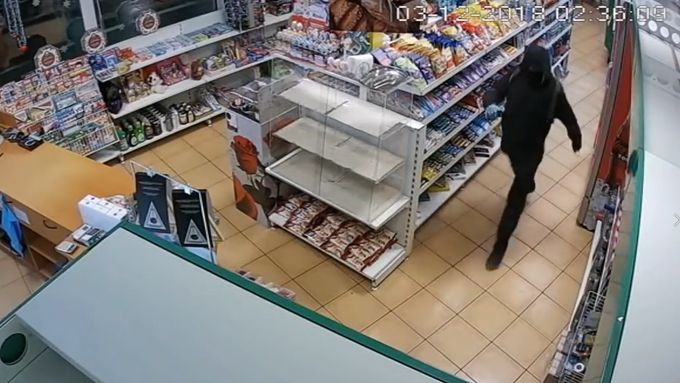Policie zveřejnila video lupičů, kteří na pumpě zabili prodavačku