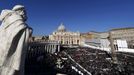 A general view of a packed Saint Peter's Square at the Vatican where Pope Benedict XVI holds his last general audience, February 27, 2013. The weekly event which would normally be held in a vast auditorium in winter, but has been moved outdoors to St. Peter's Square so more people can attend. The pope has two days left before he takes the historic step of becoming the first pontiff in some six centuries to step down instead of ruling for life. REUTERS/Stefano Rellandini (VATICAN - Tags: RELIGION) Published: Úno. 27, 2013, 9:25 dop.