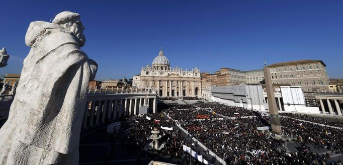 A general view of a packed Saint Peter's Square at the Vatican where Pope Benedict XVI holds his last general audience, February 27, 2013. The weekly event which would normally be held in a vast auditorium in winter, but has been moved outdoors to St. Peter's Square so more people can attend. The pope has two days left before he takes the historic step of becoming the first pontiff in some six centuries to step down instead of ruling for life. REUTERS/Stefano Rellandini (VATICAN - Tags: RELIGION) Published: Úno. 27, 2013, 9:25 dop.