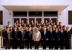 Severokorejský vůdce s vědci, kteří se podíleli na vývoji satelitu Kwangmyongsong-2, který měla raketa vynést