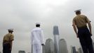 U.S. Marine Corps and navy personnel stand at the rails of the USS Wasp as the amphibious assault ship passes 1 World Trade Center during its entry into New York Harbor for Fleet Week May 23, 2012. REUTERS/Keith Bedford (UNITED STATES - Tags: CITYSPACE MILITARY SOCIETY MARITIME) Published: Kvě. 23, 2012, 5:19 odp.