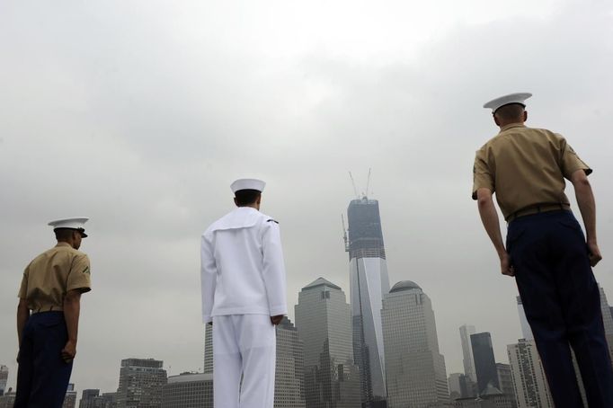 U.S. Marine Corps and navy personnel stand at the rails of the USS Wasp as the amphibious assault ship passes 1 World Trade Center during its entry into New York Harbor for Fleet Week May 23, 2012. REUTERS/Keith Bedford (UNITED STATES - Tags: CITYSPACE MILITARY SOCIETY MARITIME) Published: Kvě. 23, 2012, 5:19 odp.