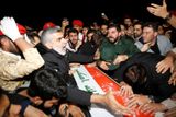 Pohřební průvod Kásema Solejmáního začal v pondělí v Teheránu, kam letecky dopravili rakev s jeho ostatky.