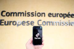 TikTok má v Bruselu problémy. Zaměstnanci Evropské komise ho musí smazat z mobilů
