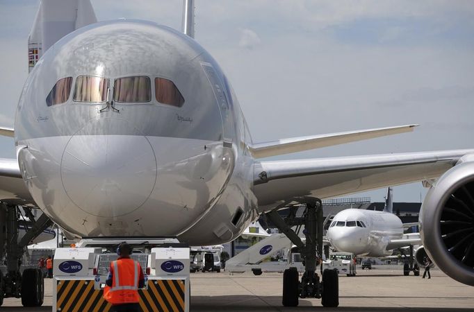 A Qatar Airways Boeing 787 Dreamliner is tolled to the static display area at Le Bourget airport near Paris, June 16, 2013, one day before the 50th Paris Air Show. The air show runs from June 17 to 23. REUTERS/Pascal Rossignol (FRANCE - Tags: BUSINESS AIR TRANSPORT)