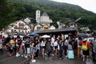 Kouzelnou vesnici v Rakousku proslavilo Ledové království, teď ji trápí davy turistů