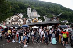 Kouzelnou vesnici v Rakousku proslavilo Ledové království, teď ji trápí davy turistů