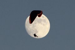 Div že neumrzl. Paraglidista přežil náhodný let do výšky Mt. Everestu, Čína se vzteká