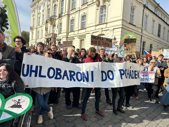 Demonstrace proti Petru Macinkovi na Hradčanském náměstí.