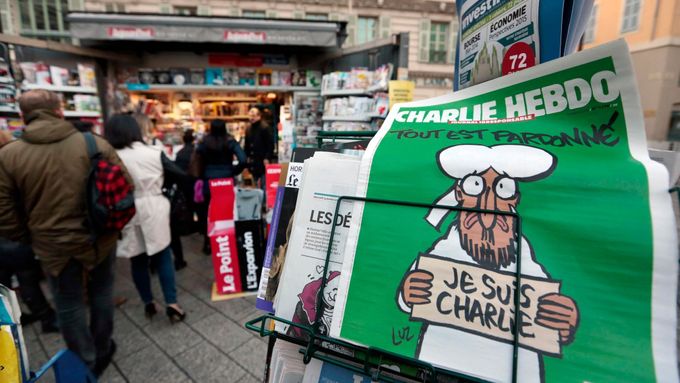 Titulní strana časopisu Charlie Hebdo po teroristickém útoku na redakci.