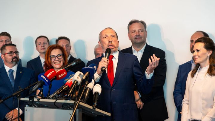Projedu republiku jako Zeman, plánuje Klaus mladší. Na velká jména zatím čeká