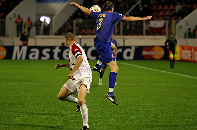 Autor jediné branky FC Steaua Bucuresti - Dorin Goian skáče pro dlouhou přihrávku.