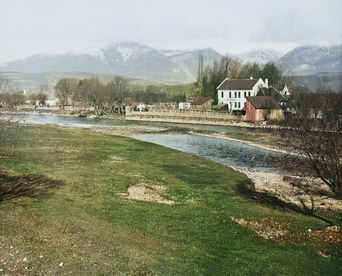 Liptovský Mikuláš, 1907. Kolorovaný archivní snímek z tatranského pohoří na Slovensku.