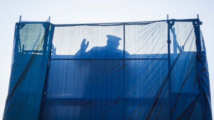 Praha 6 potrestala stržení plachty z Koněva, dva lidi napomenula a třetího pokutovala