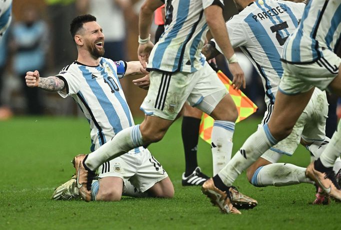 Finále MS ve fotbale 2022, Argentina - Francie: Lionel Messi slaví vítězství.