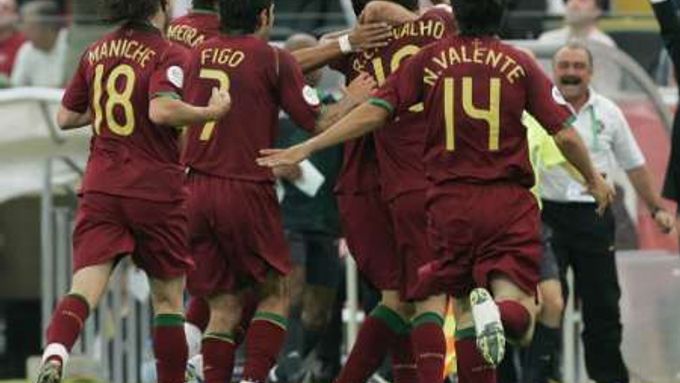 Fotbalsité Portugalska slaví gól Deca v brance Ítánu.