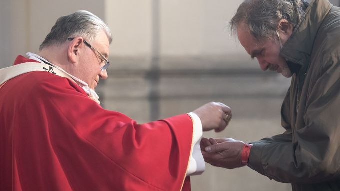 Kardinál Dominik Duka při letošní koronavirem ovlivněné svatojánské mši