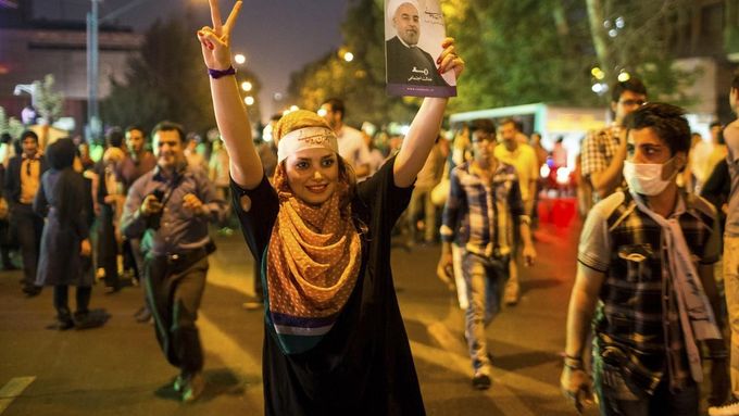 Íránci oslavují volební vítězství, vítězem se stal muslimský duchovní Hasan Rúhání.