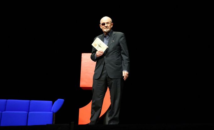 Salman Rushdie při květnovém představení německého překladu knihy Nůž v berlínském Deutsches Theater.