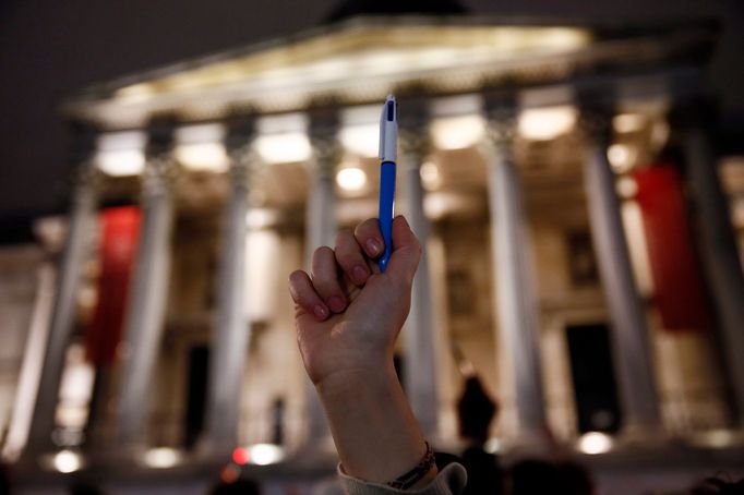 Uctění památky zdviženým perem na Trafalgar Square v Londýně.