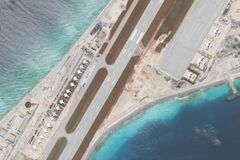 Vietnam přesouvá izraelské raketomety k ostrovům zabraným Čínou. Ta staví na útesech hangáry