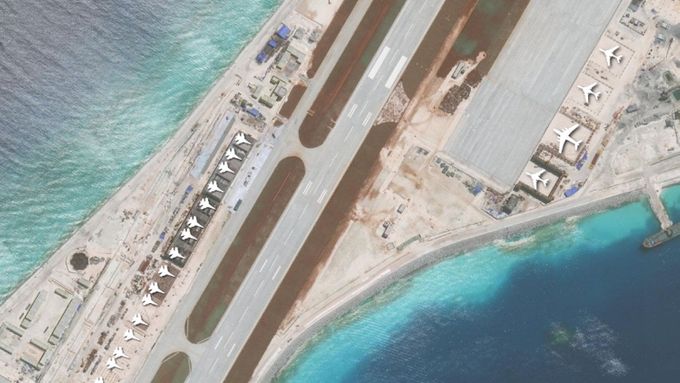 Satelitní fotografie čínských hangárů a letecké základny na sporných ostrovech.